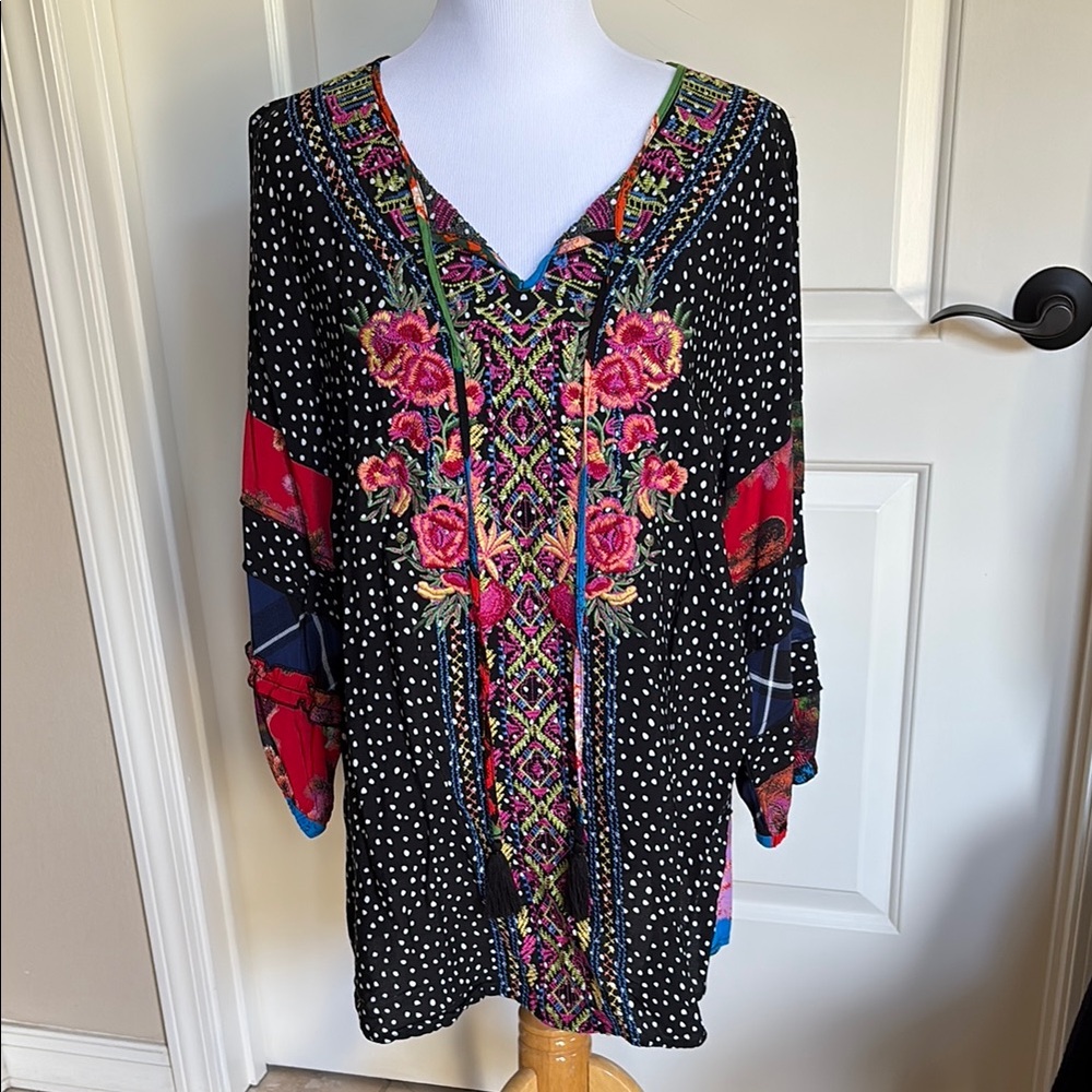 CALESSA  Black and White Graphic 3/4 Sleeve Blouse